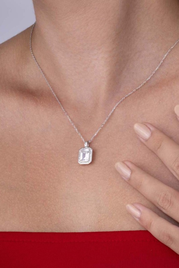 Baget Taşlı Emerald Kesim Beyaz Altın Kaplama Gümüş Kadın Kolye 